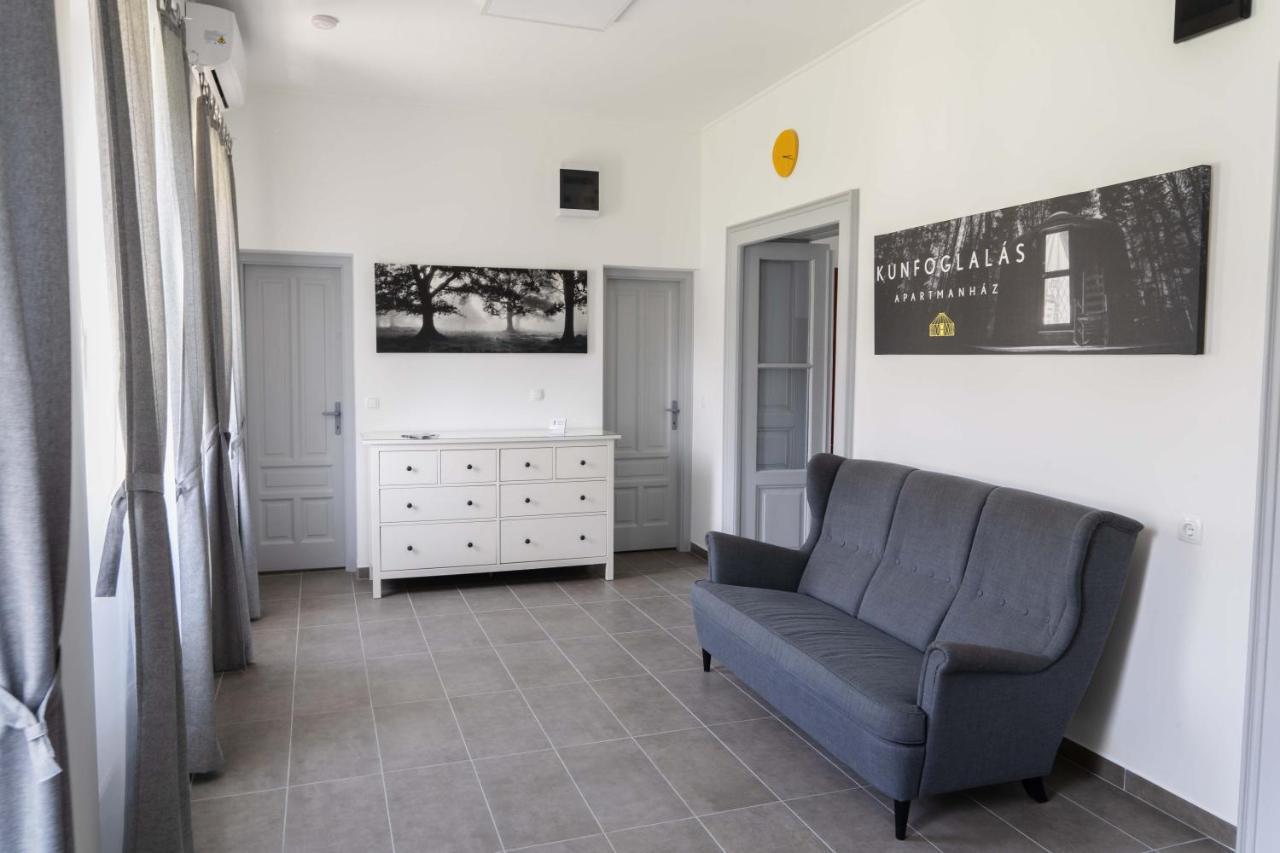 Kunfoglalas Apartmanhaz Kisujszallas ภายนอก รูปภาพ