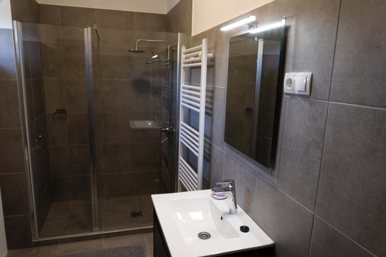 Kunfoglalas Apartmanhaz Kisujszallas ภายนอก รูปภาพ