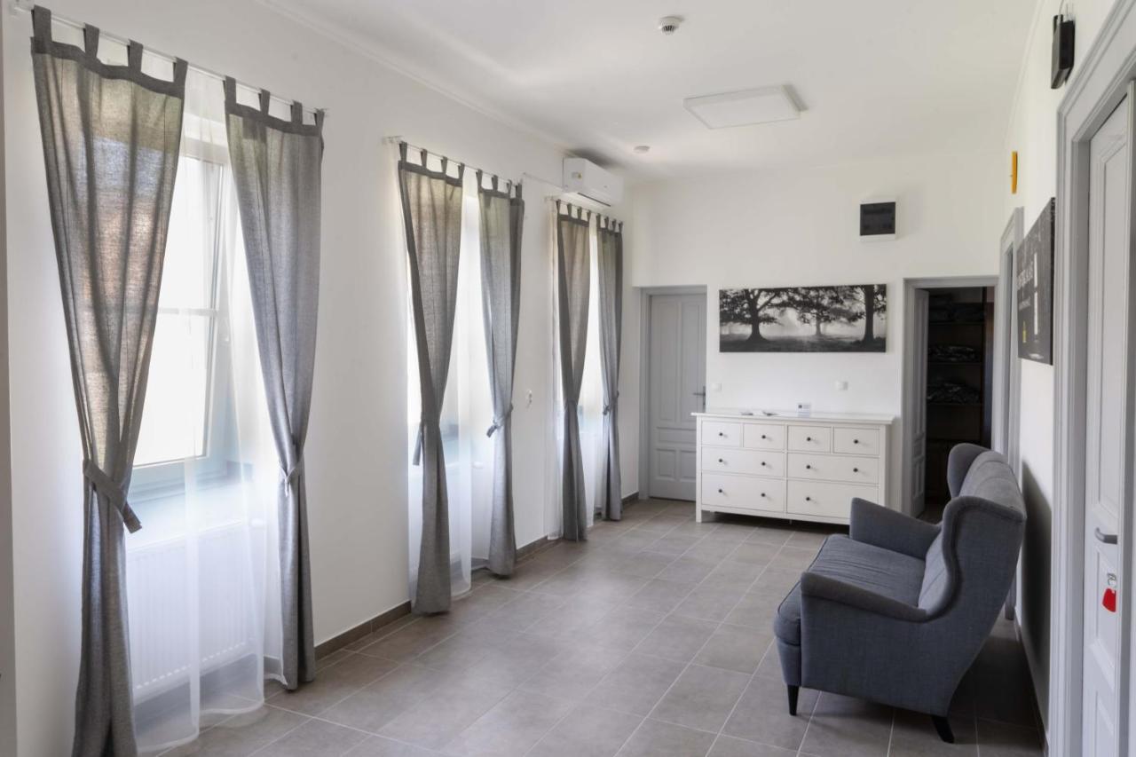 Kunfoglalas Apartmanhaz Kisujszallas ภายนอก รูปภาพ